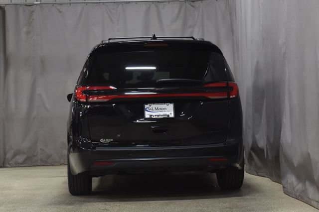 Used 2025 Chrysler Pacifica Limited image 8