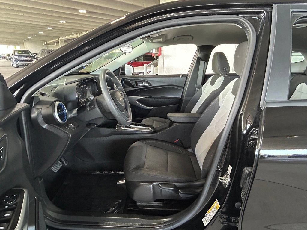 Used 2025 Chevrolet Trax LS FWD image 22