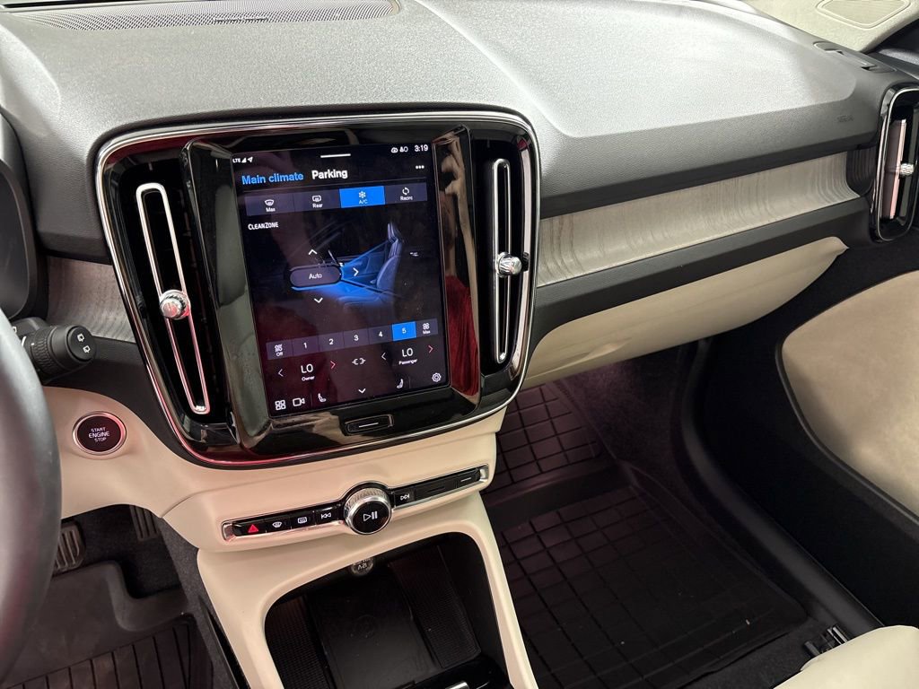 Used 2024 Volvo XC40 B5 Ultimate w/ Protection Package image 29