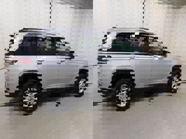 Used 2022 Jeep Grand Cherokee Laredo image 3