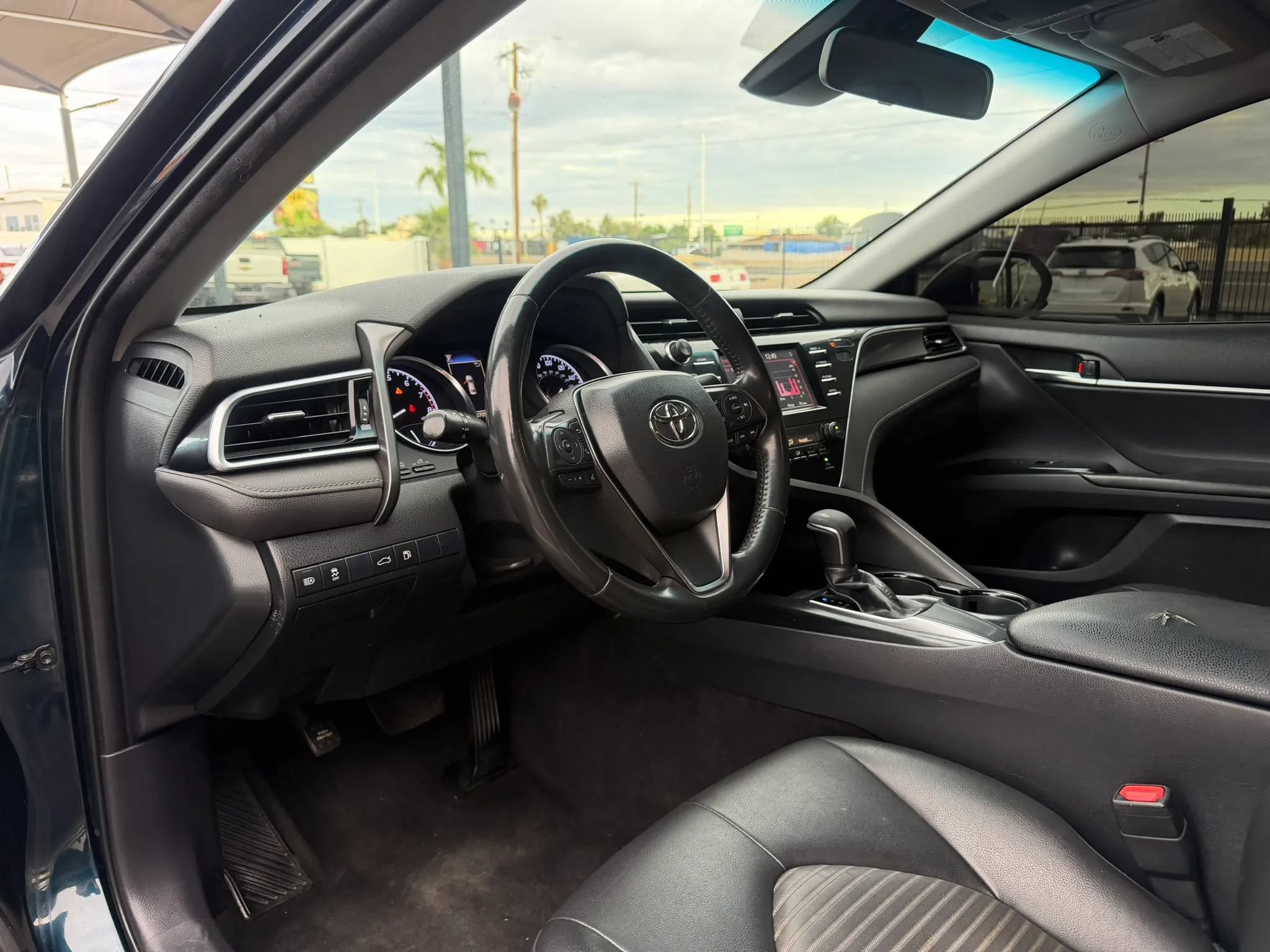 Used 2018 Toyota Camry SE FWD image 18