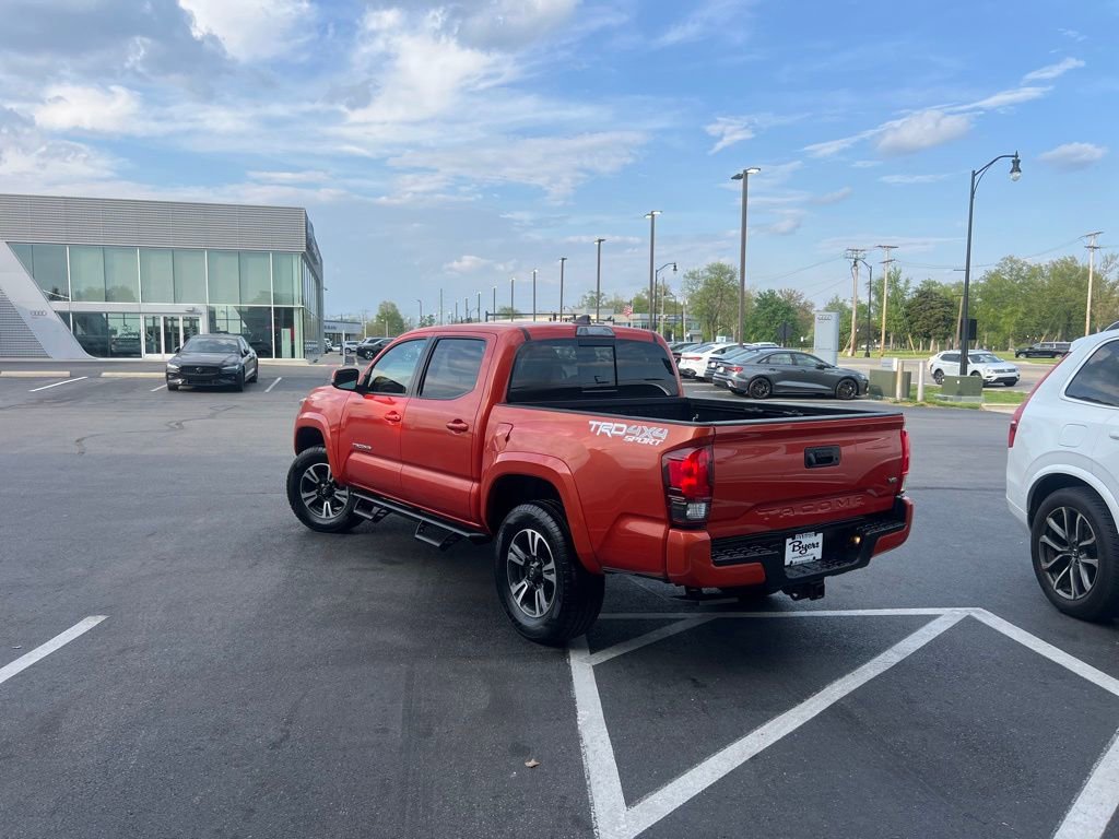 Used 2018 Toyota Tacoma TRD Sport AWD/4WD image 4