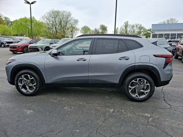 Used 2025 Chevrolet Trax LT FWD image 8