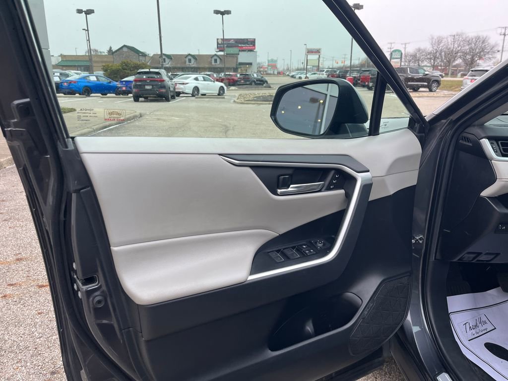 Used 2022 Toyota RAV4 XLE Premium image 11