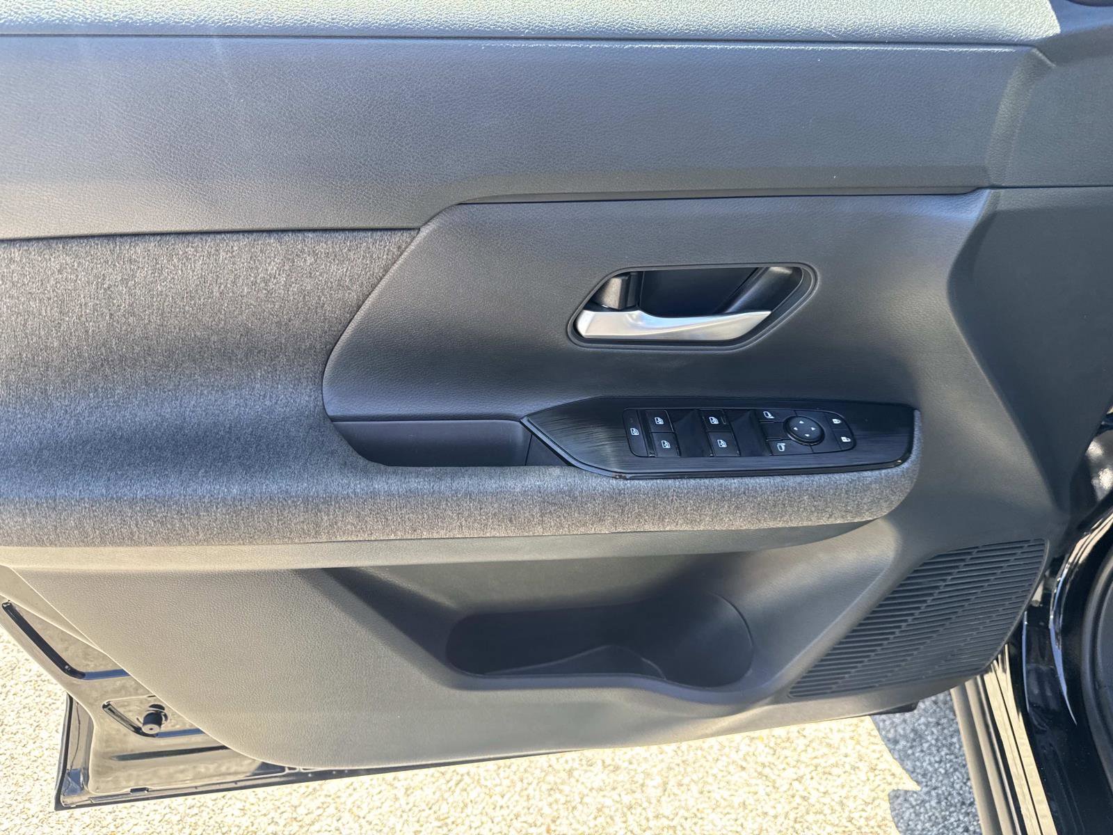 Used 2025 Nissan Kicks SV FWD image 12