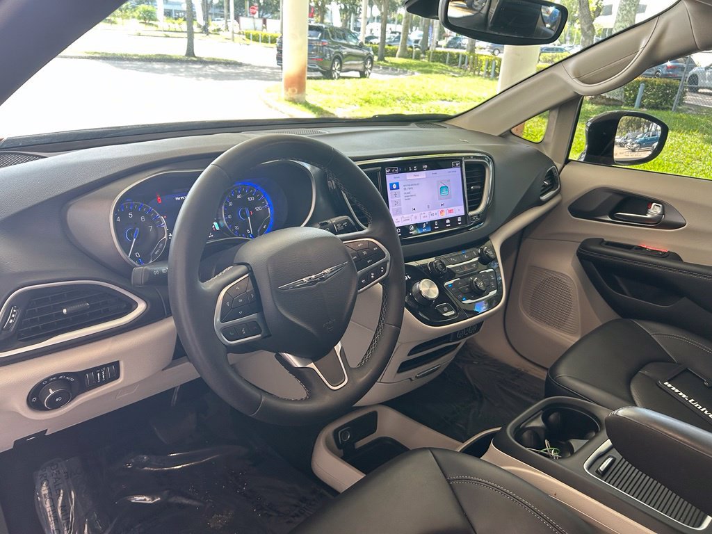 Used 2024 Chrysler Pacifica Touring-L FWD image 7