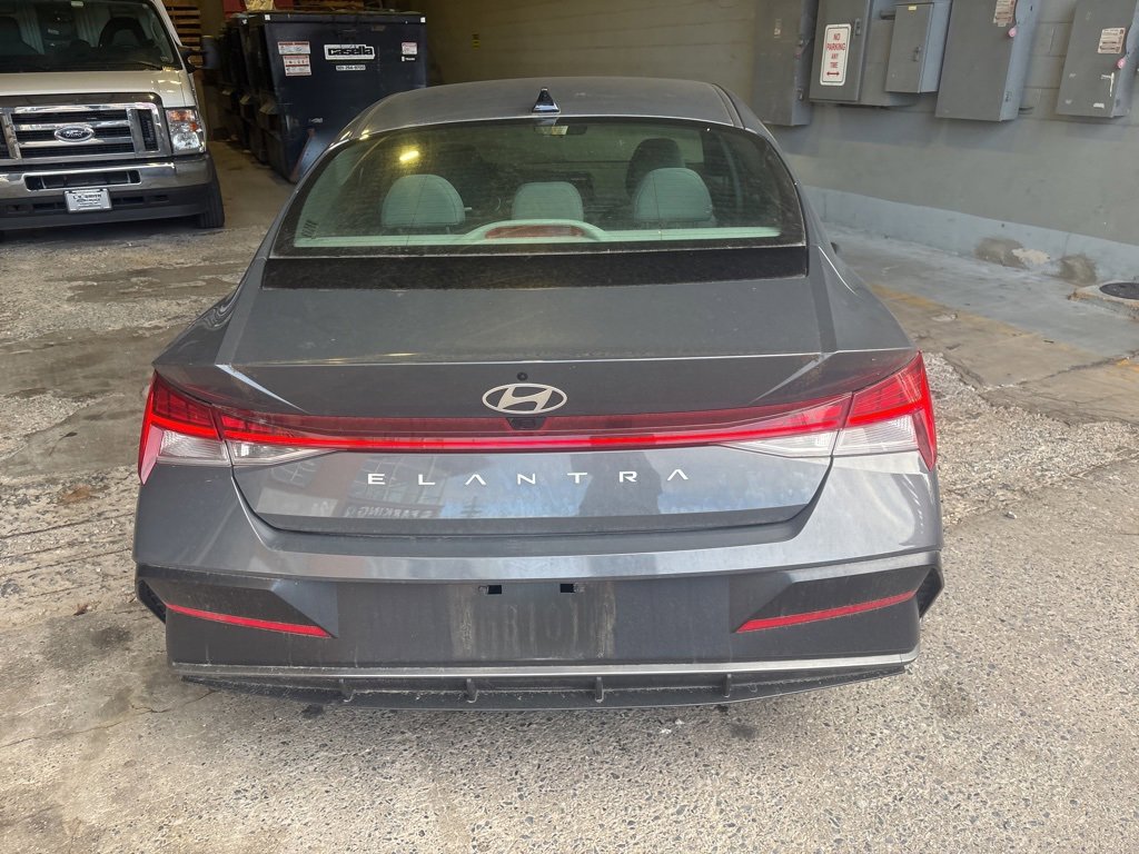 Used 2024 Hyundai Elantra SEL w/ Convenience Package image 4