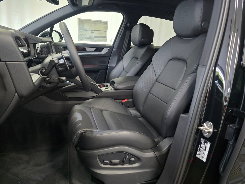 Certified 2025 Porsche Cayenne image 5