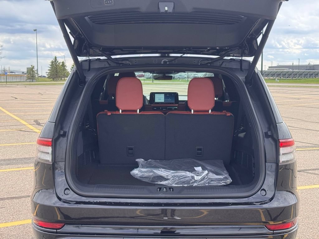 New 2026 Lincoln Aviator Reserve w/ Jet Appearance Package AWD/4WD image 34