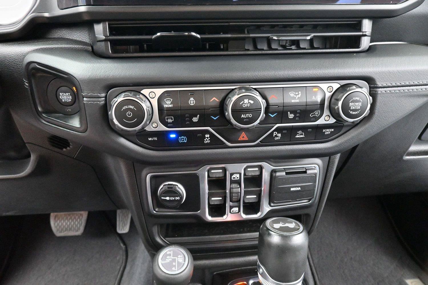 Used 2024 Jeep Wrangler Unlimited Sahara w/ Technology Group AWD/4WD image 24