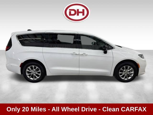 Used 2025 Chrysler Pacifica Select AWD/4WD image 2