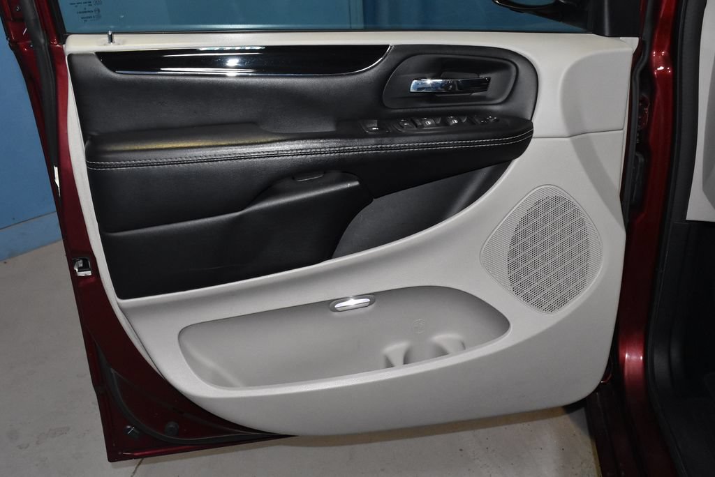 Used 2020 Dodge Grand Caravan SXT FWD image 4