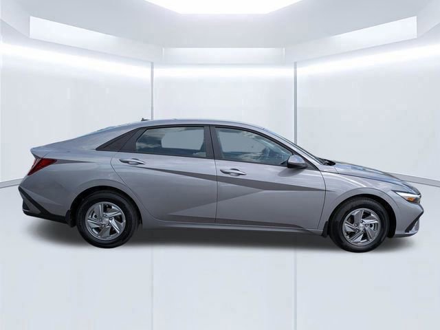 Certified 2026 Hyundai Elantra SE FWD image 3