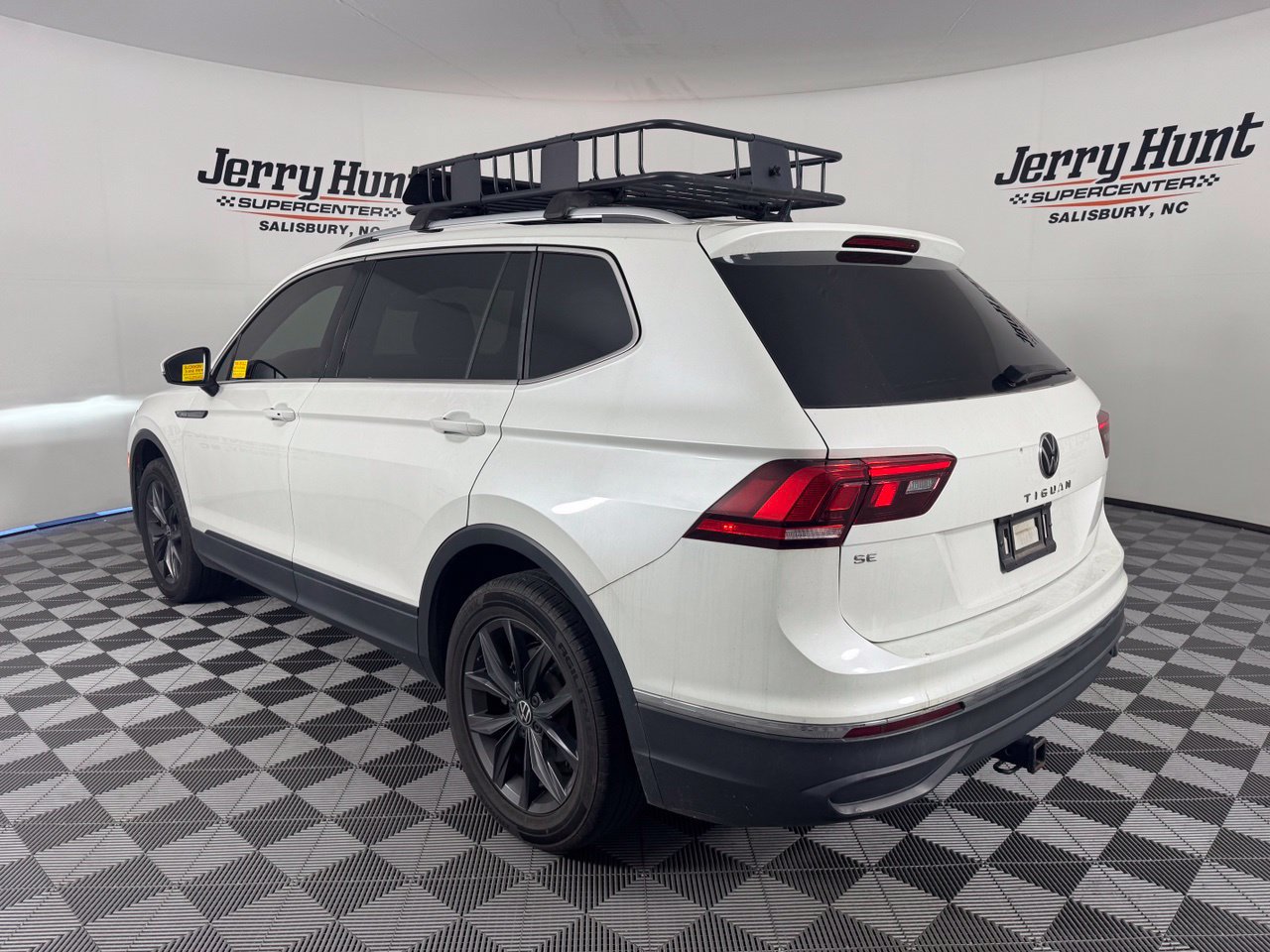 Used 2023 Volkswagen Tiguan SE w/ Panoramic Sunroof Package FWD image 9