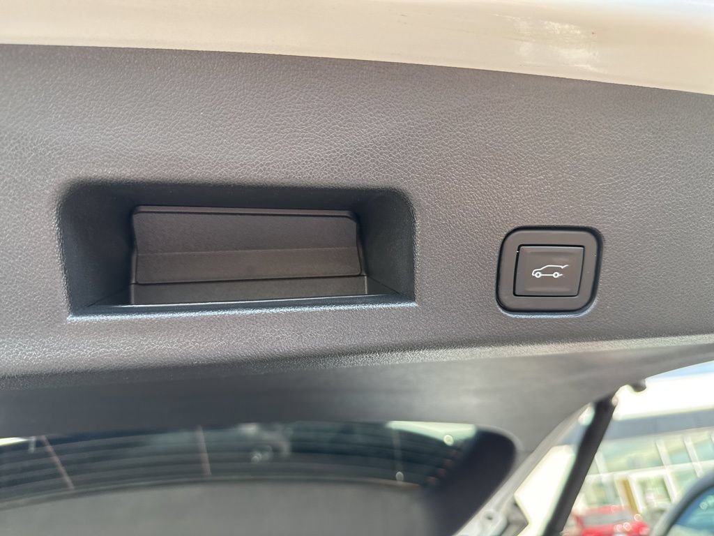 Used 2025 GMC Acadia Denali w/ LPO, Floor Liner Package AWD/4WD image 28