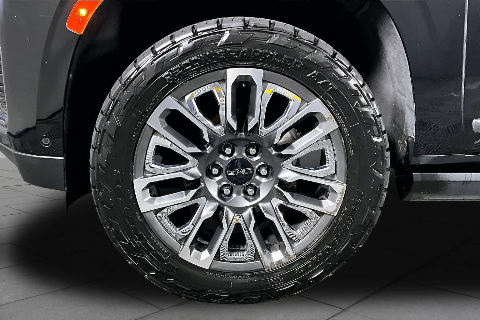 Used 2023 GMC Yukon XL Denali Ultimate AWD/4WD image 11