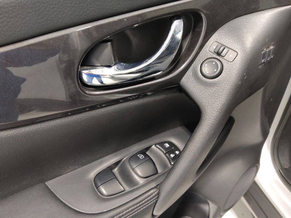 Used 2018 Nissan Rogue SV w/ Premium Package image 27