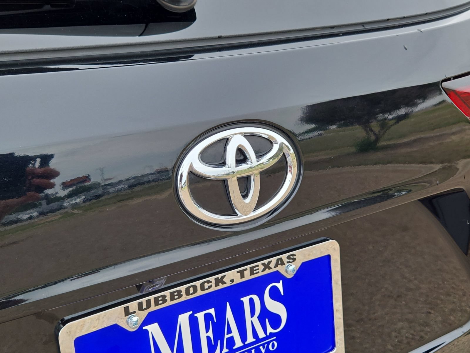 Used 2025 Toyota Highlander LE FWD image 12