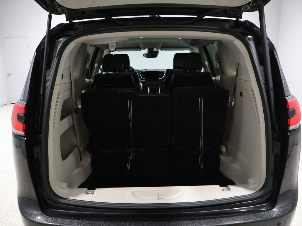 Used 2023 Chrysler Pacifica Touring-L FWD image 4