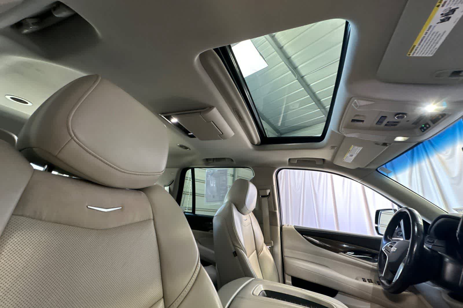 Used 2020 Cadillac Escalade Luxury AWD/4WD image 20