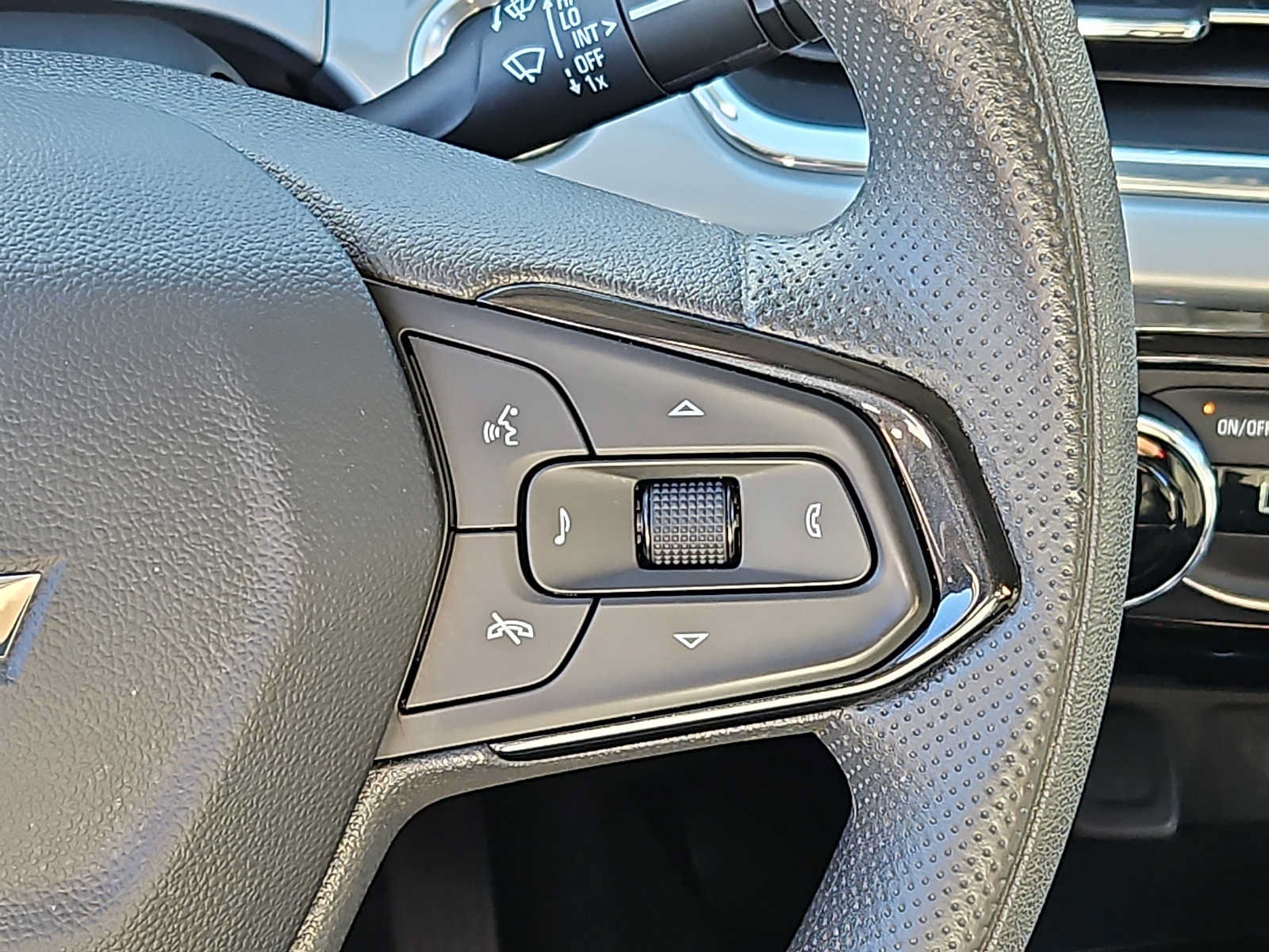 Used 2025 Chevrolet Trax LT FWD image 21