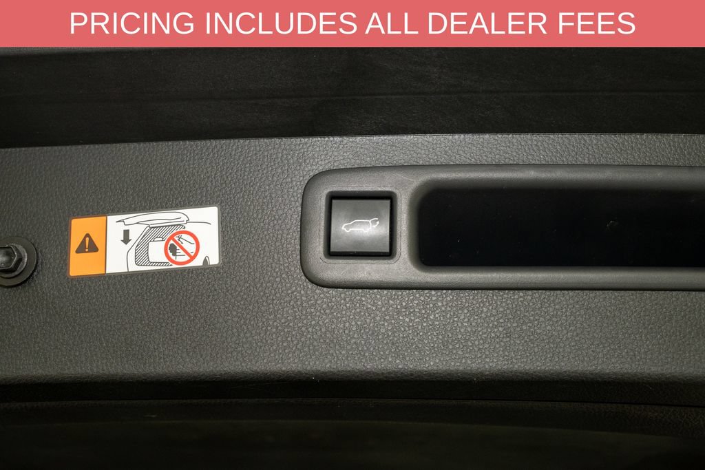 Used 2025 Toyota Highlander LE FWD image 6