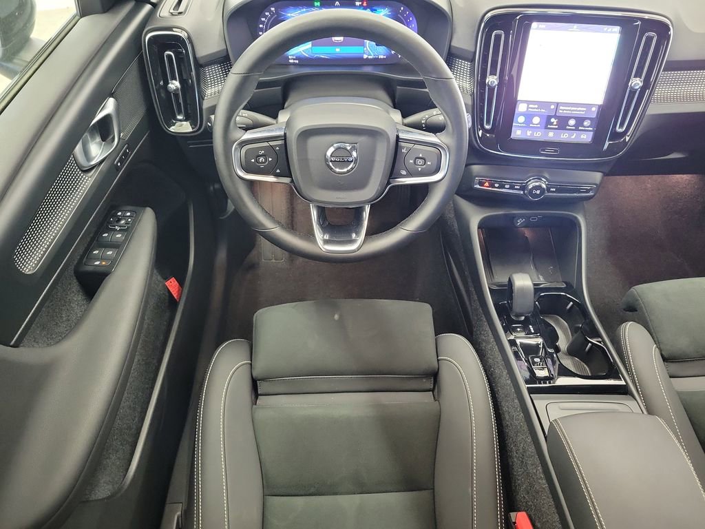 Used 2025 Volvo XC40 B5 Plus image 17