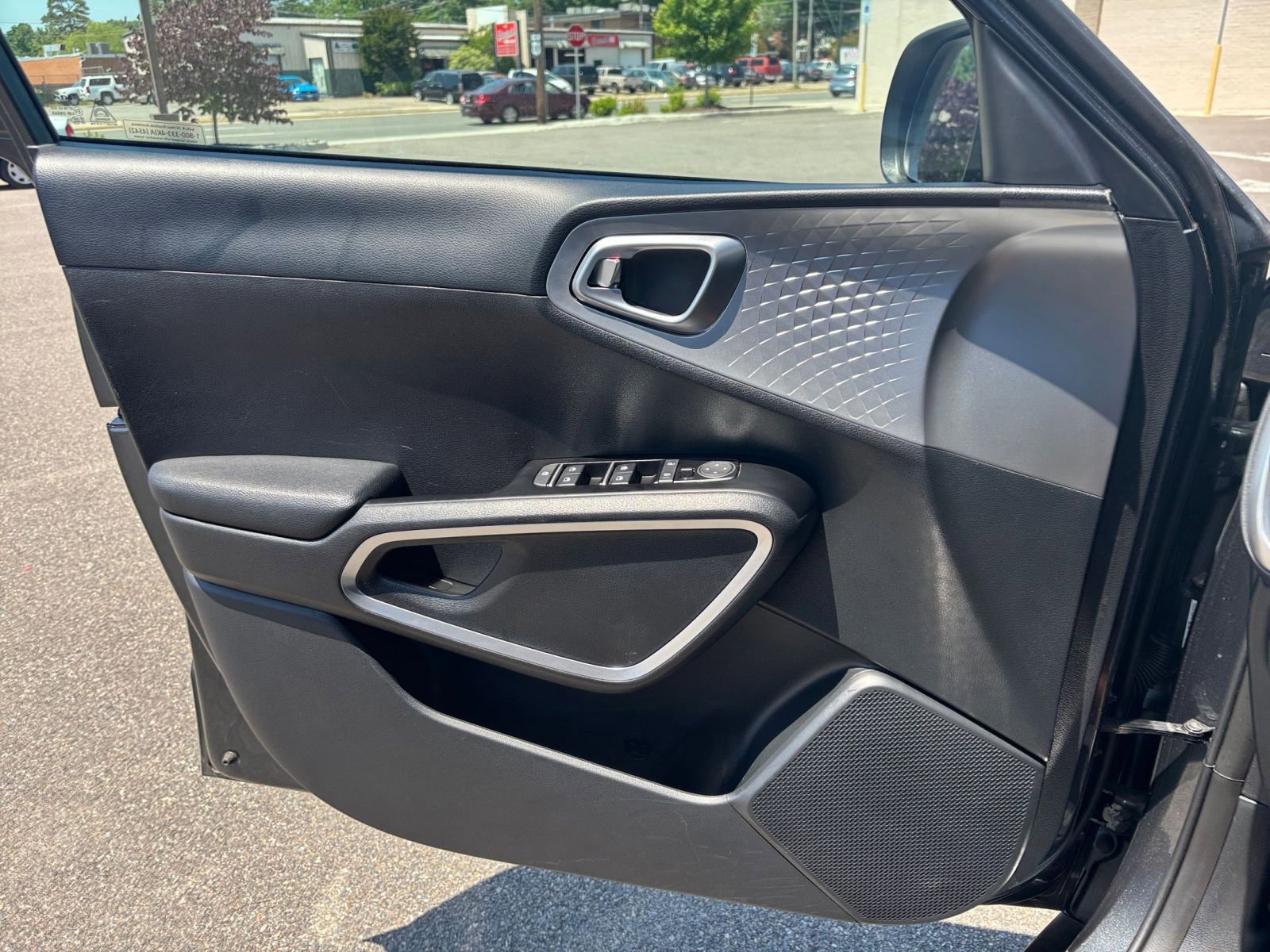 Used 2025 Kia Soul LX w/ LX Technology Package FWD image 18