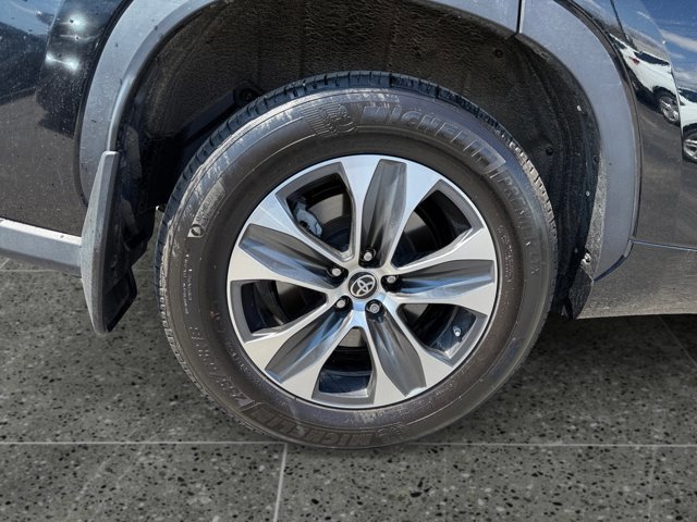 Used 2023 Toyota Highlander XLE AWD/4WD image 11