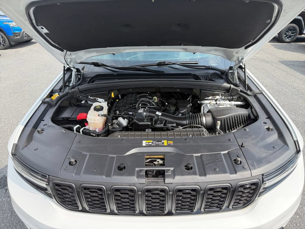 Used 2023 Jeep Grand Cherokee L Laredo AWD/4WD image 17