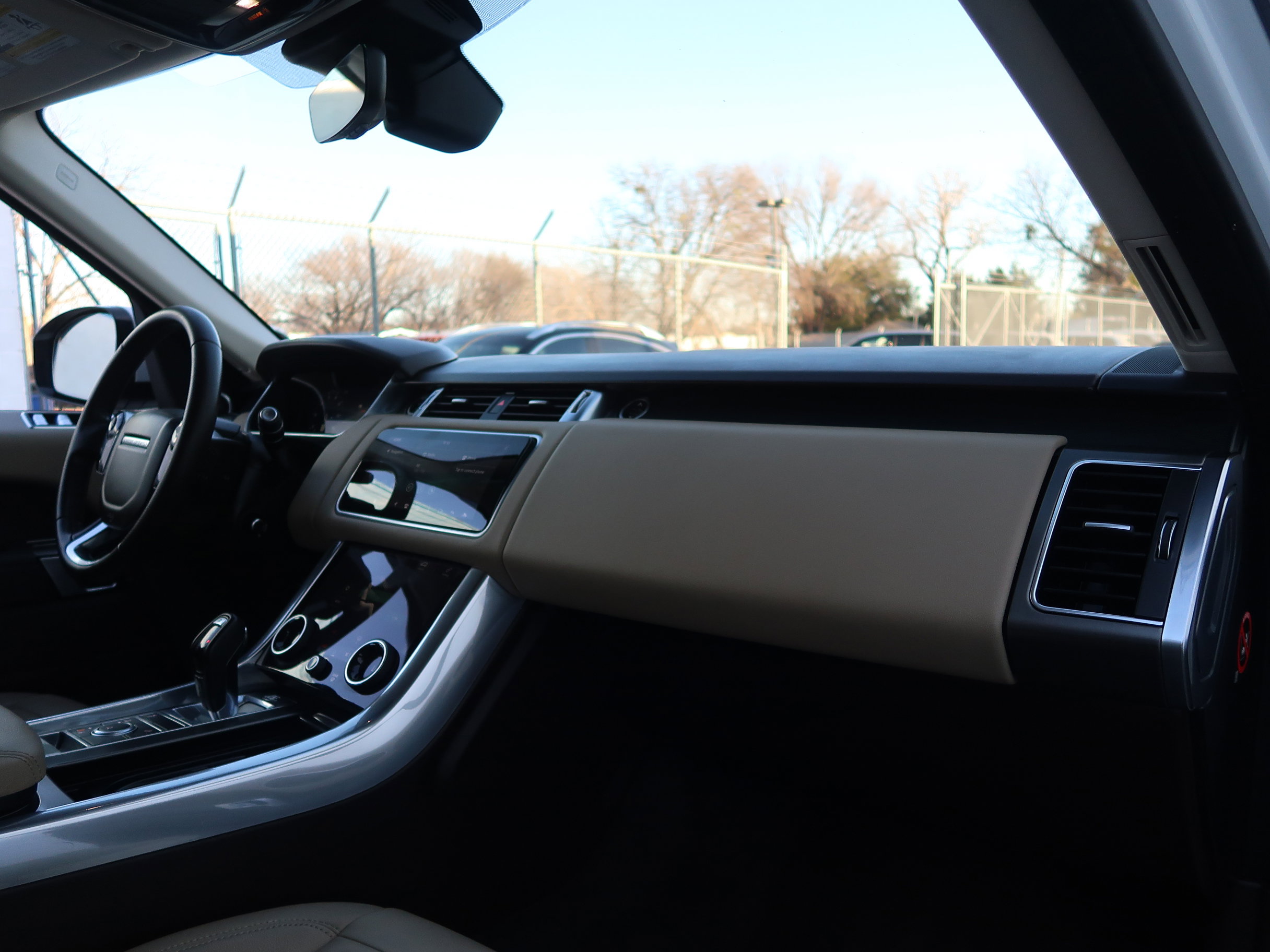 Used 2018 Land Rover Range Rover Sport SE image 36