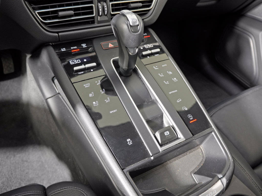 Certified 2023 Porsche Macan Turbo AWD/4WD image 30