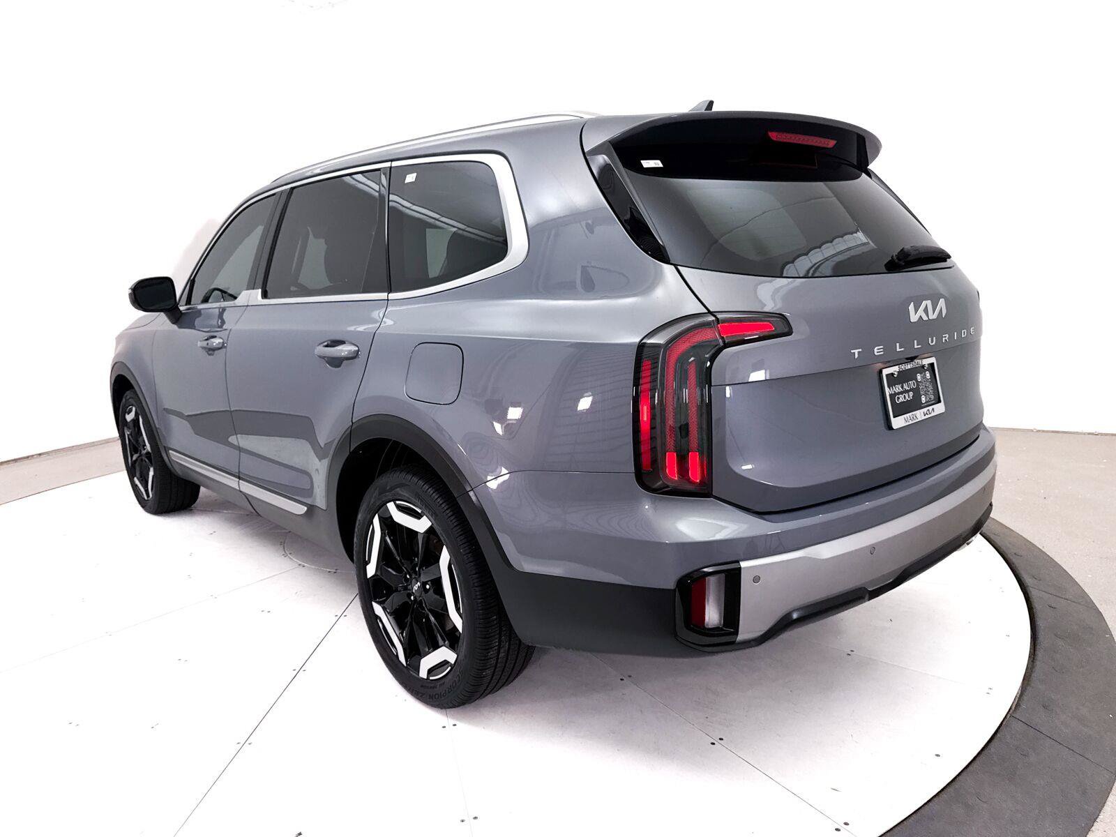 Used 2024 Kia Telluride EX w/ EX Captain's Chair Package FWD image 18