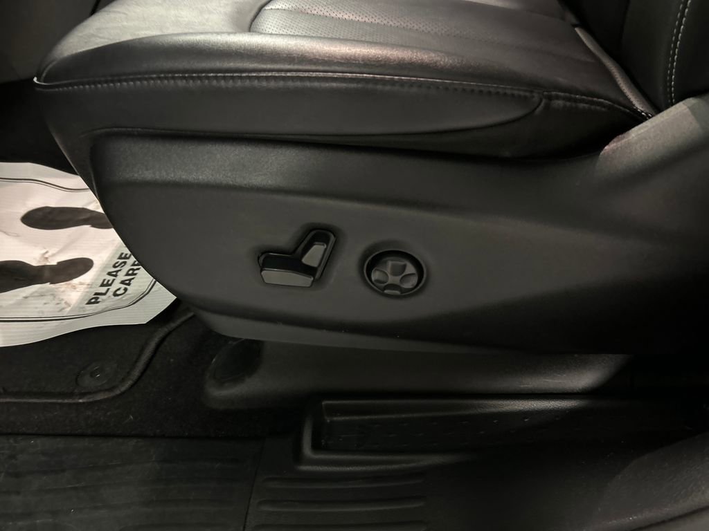 Used 2025 Chrysler Pacifica Select FWD image 13