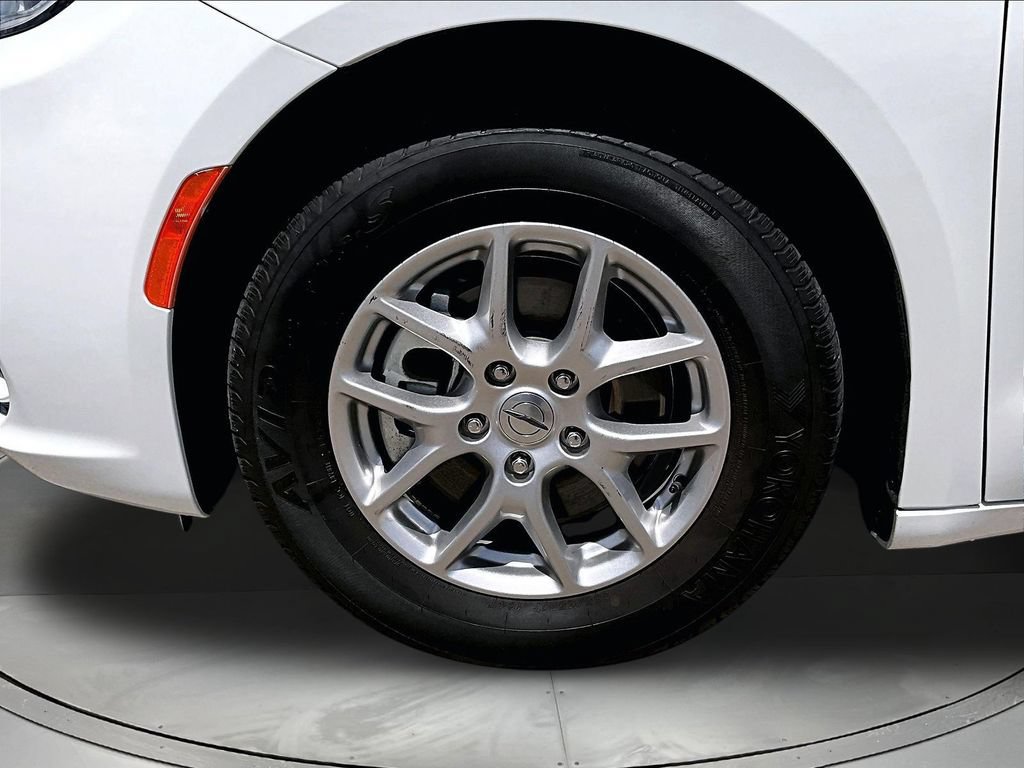 Used 2024 Chrysler Pacifica Touring-L FWD image 36