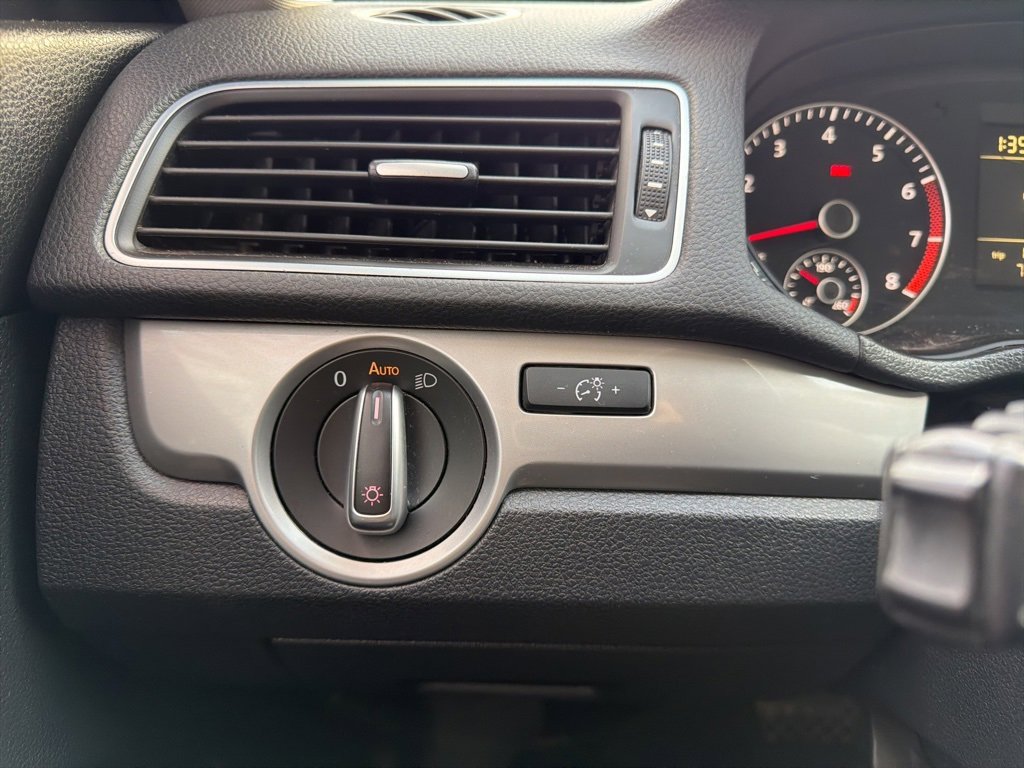 Used 2014 Volkswagen Passat 1.8T Wolfsburg Edition image 9