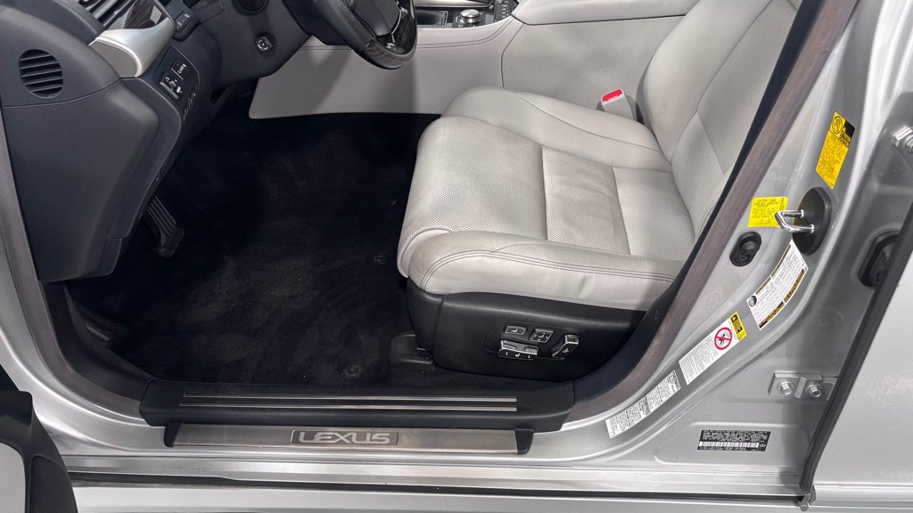 Used 2013 Lexus LS 460 AWD w/ Ultra Luxury Pkg image 11