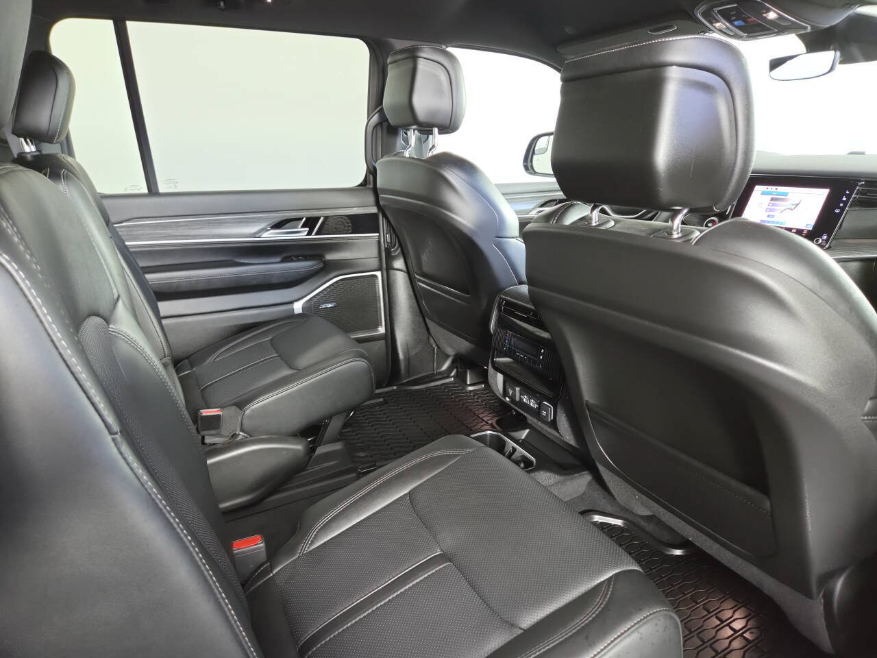 Used 2024 Jeep Wagoneer L Series II w/ Flexible Seating Group AWD/4WD image 32