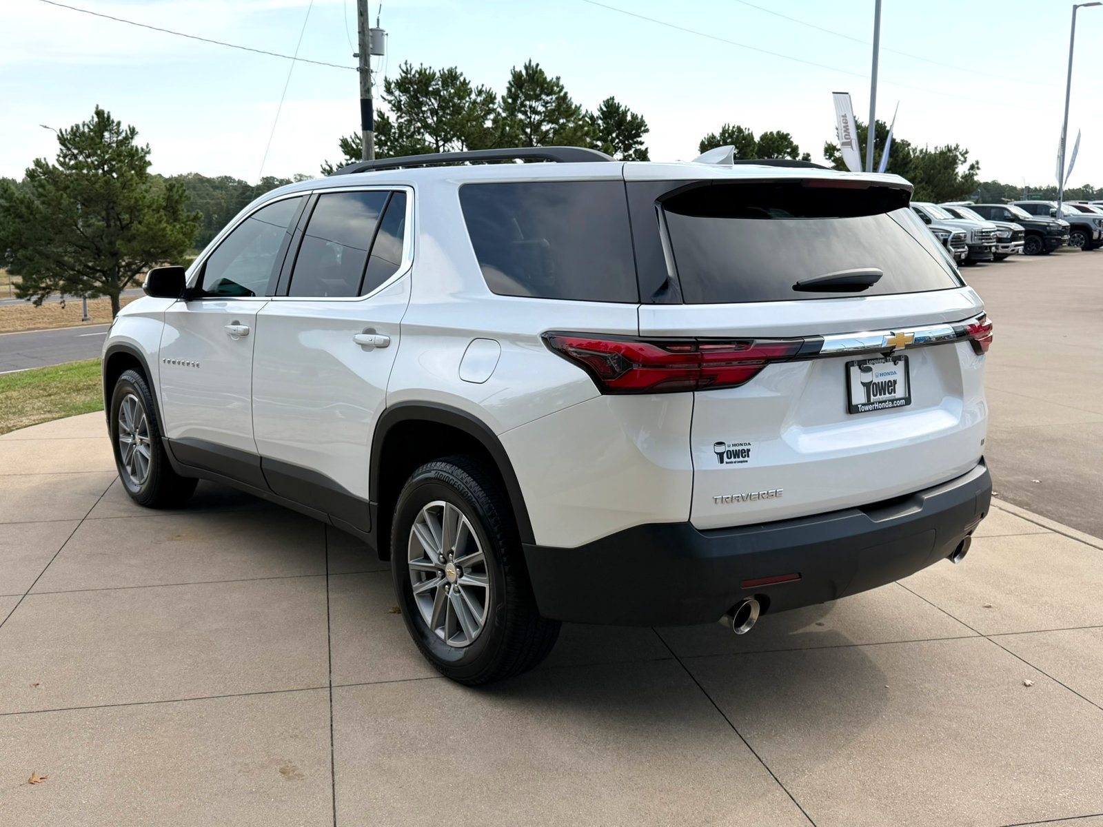 Used 2023 Chevrolet Traverse LT FWD image 4