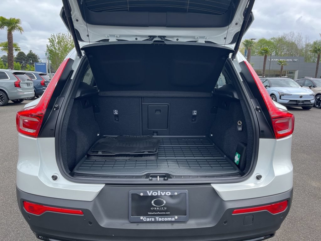 New 2026 Volvo XC40 B5 Plus w/ Protection Package Premier AWD/4WD image 16