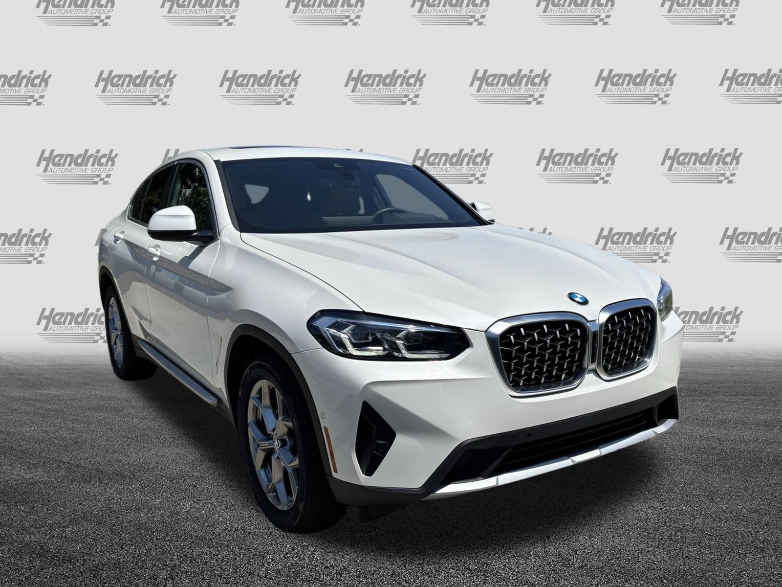 Used 2025 BMW X4 xDrive30i AWD/4WD image 2