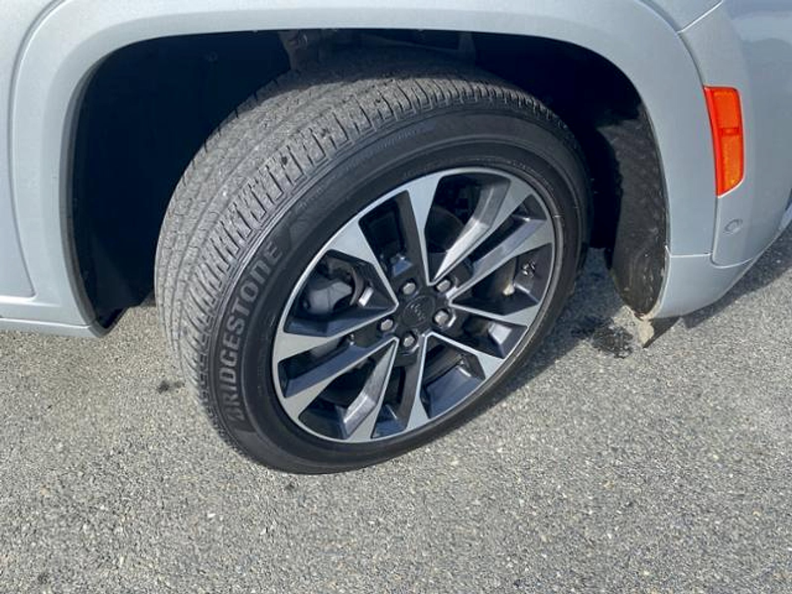 Used 2022 Jeep Grand Cherokee Overland RWD image 2