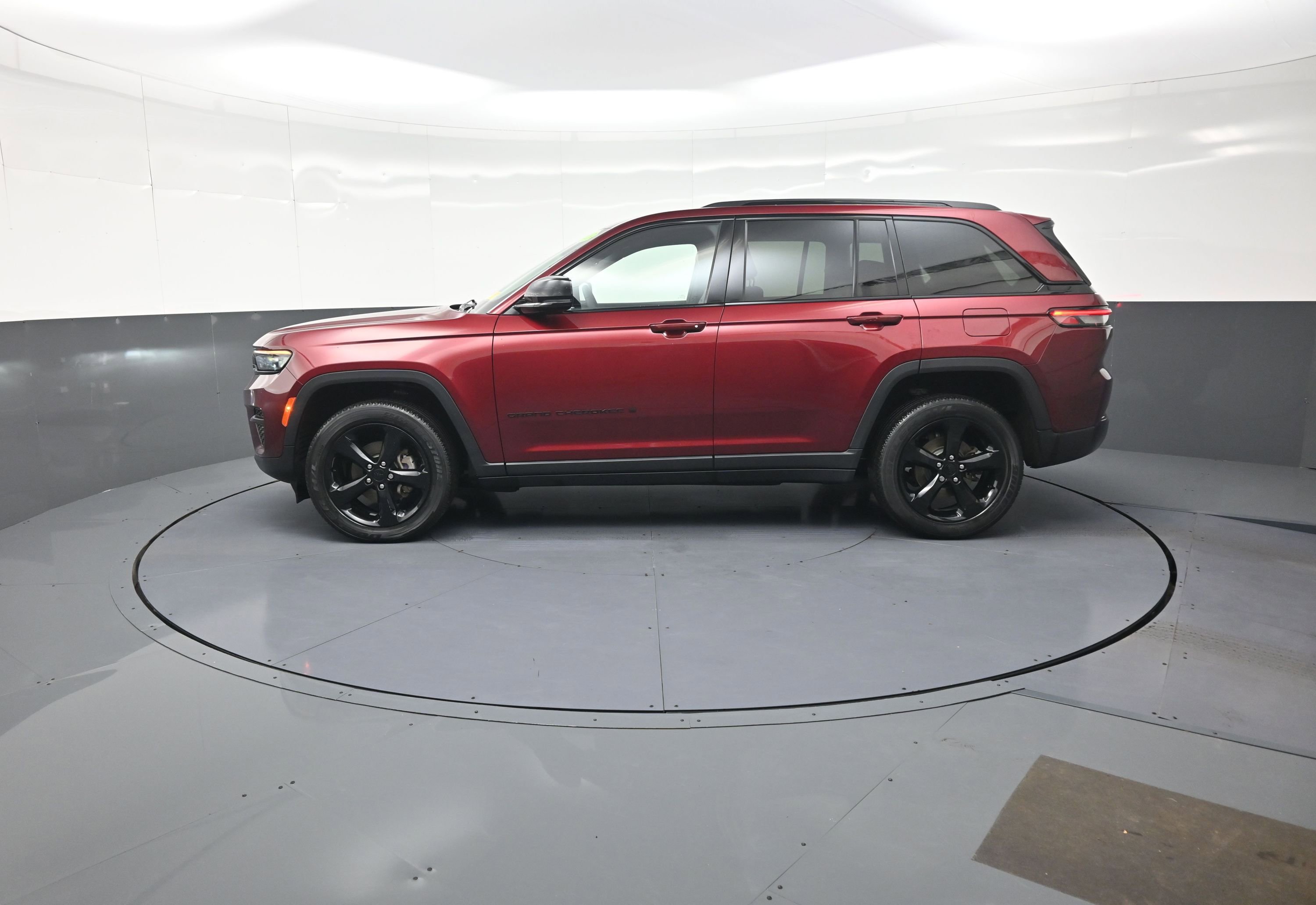 Used 2023 Jeep Grand Cherokee Altitude image 6