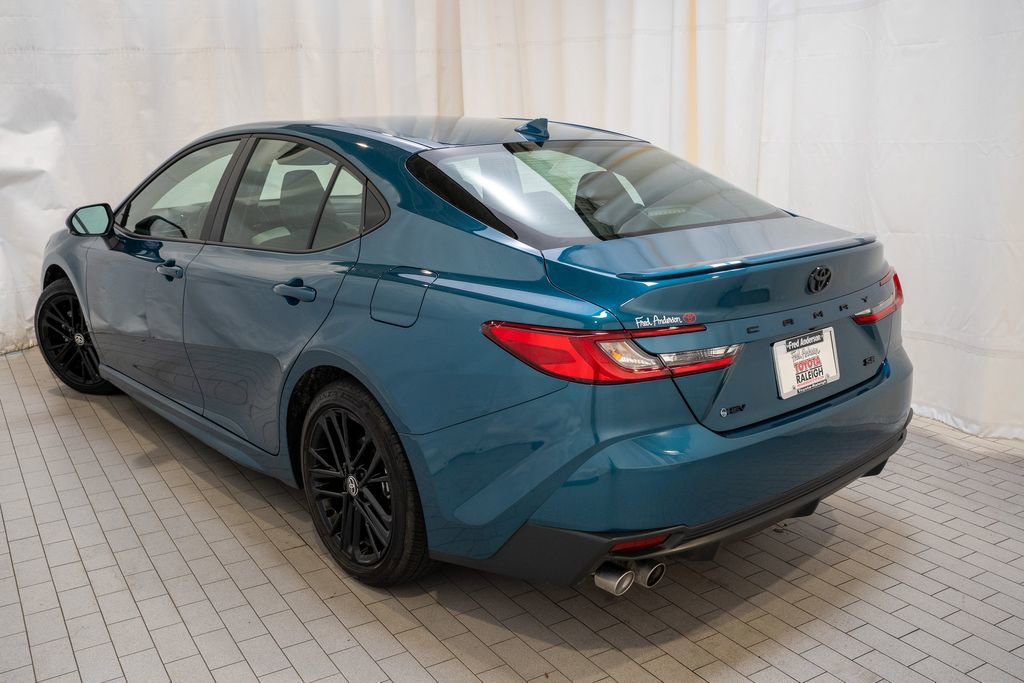 Used 2025 Toyota Camry SE image 3