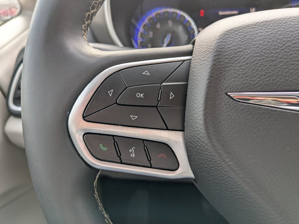 Used 2024 Chrysler Pacifica Touring-L FWD image 27
