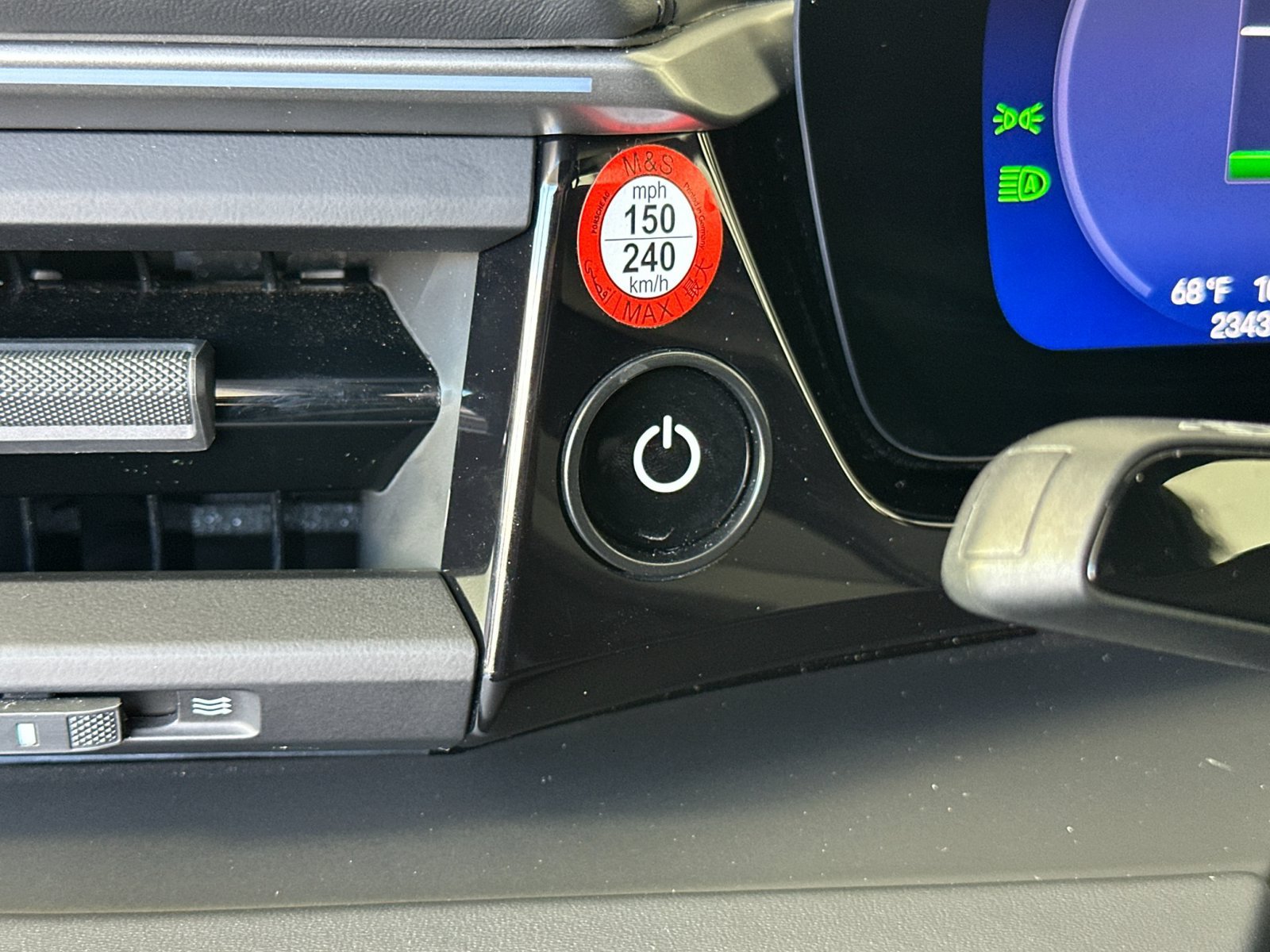 Certified 2025 Porsche Macan Electric RWD image 27