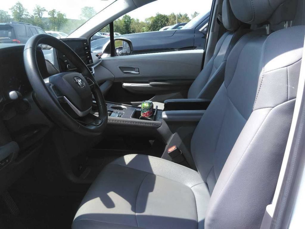 Used 2024 Toyota Sienna XLE FWD image 6