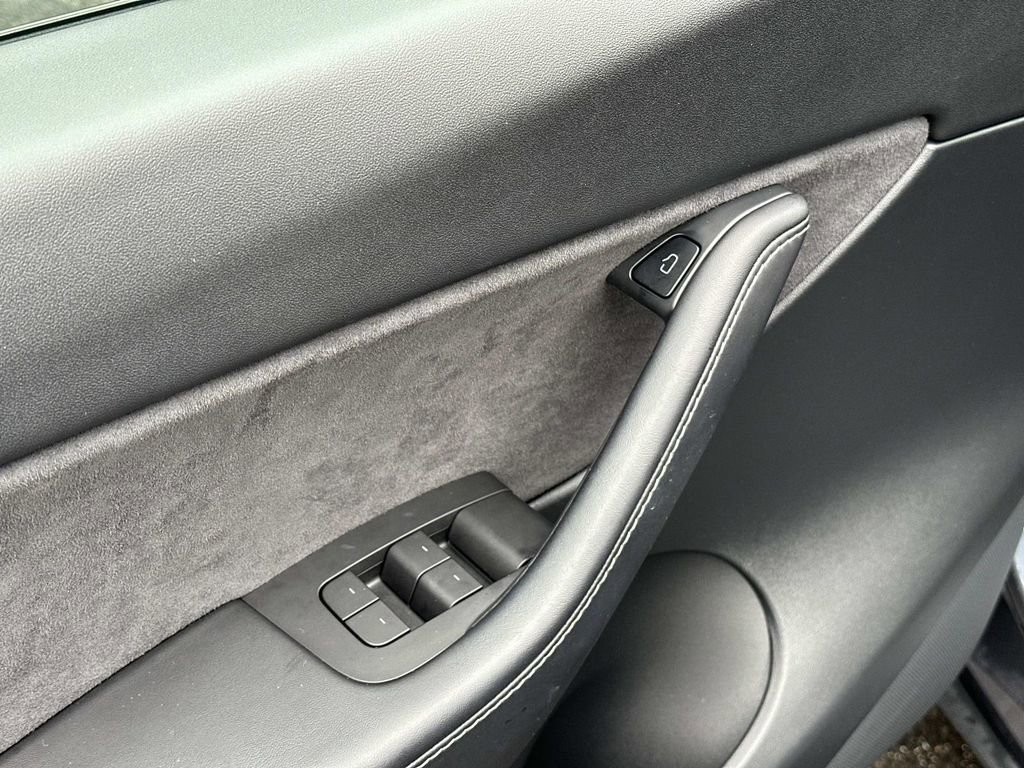 Used 2024 Tesla Model Y Long Range image 23