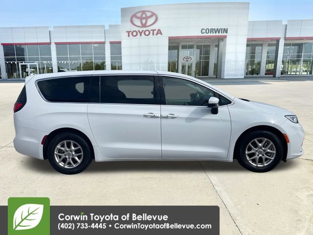 Used 2023 Chrysler Pacifica Touring-L image 6