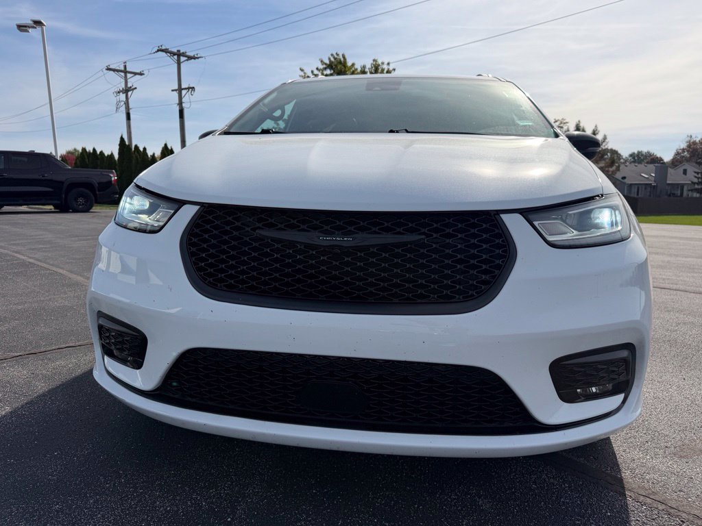 Used 2025 Chrysler Pacifica Limited FWD image 2